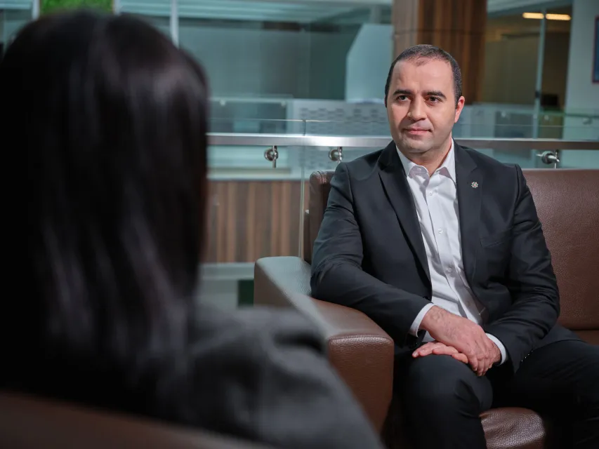 V.Qasımov: “İnformasiya təhlükəsizliyi üzrə məlumatlılığın, eləcə də “kibergigiyena” səviyyəsinin artırılması mühüm bir məsələ olduğundan, məktəb yaşlarından diqqətə alınmalıdır”